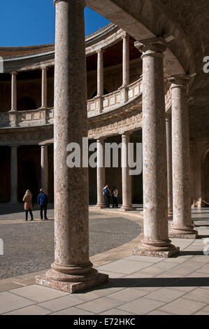 Palazzo di Carlo V -16secolo, cortile e turisti, l'Alhambra di Granada, regione dell'Andalusia, Spagna, Europa Foto Stock