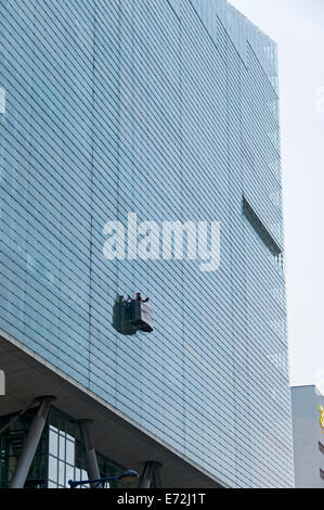 Detergenti per finestre in una culla sospesa sul No.1 edificio di Deansgate, Manchester, Inghilterra, Regno Unito Foto Stock