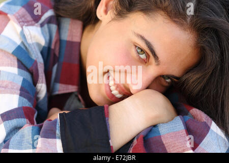 Molto da vicino il ritratto di una felice adolescente bella ragazza sorridente e guardando la fotocamera Foto Stock