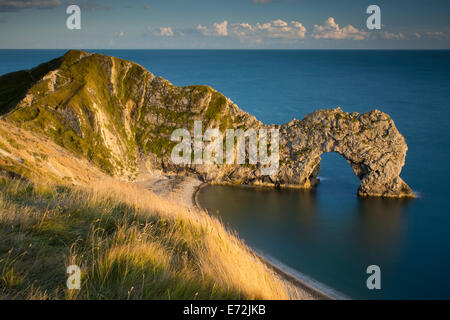Tramonto sulla porta di Durdle lungo la Jurassic Coast, Dorset, Inghilterra Foto Stock