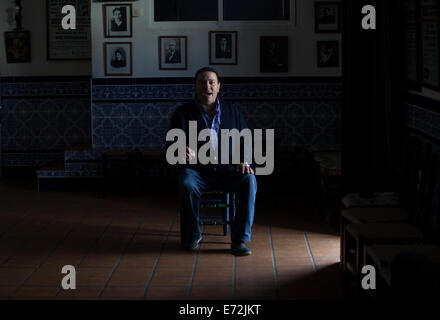 Flamenco cantante Antonio Gomez Rubio sa come 'Ruiseñor de Paterna' canta a la peña flamenca culturale La Petenera in Paterna Foto Stock