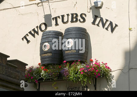 Inn segno di due canne, sul "due vaschette Inn', Castle Street, Bury, Greater Manchester, Inghilterra, Regno Unito Foto Stock