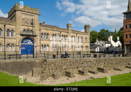 Il castello di armeria edificio (1868), e le rovine del castello di seppellire, Castle Street, Bury, Greater Manchester, Inghilterra, Regno Unito Foto Stock