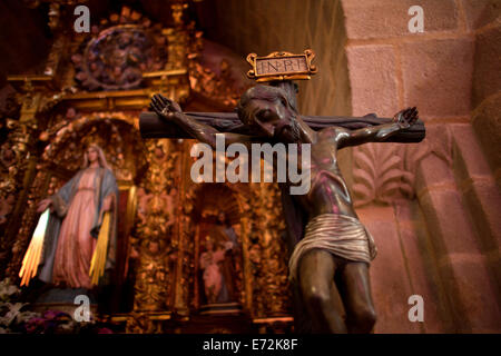 Una immagine di una scultura di un Cristo nero decora un altare durante pasqua settimana santa nella cattedrale di Caceres, Extremadura Foto Stock