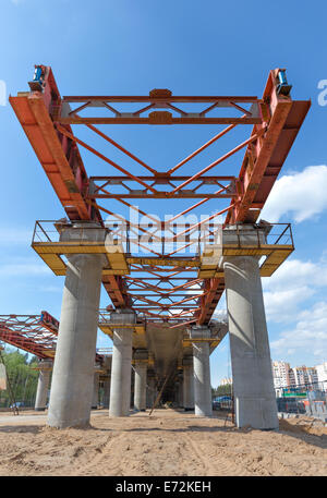 Lancio incrementale è un recente metodo di costruzione di un completo ponte di coperta da una estremità del ponte soltanto. Foto Stock