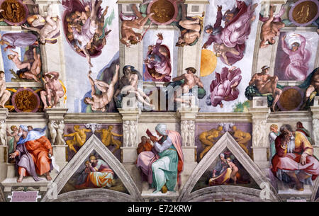 Il soffitto della Cappella Sistina dipinta da Michelangelo con la creazione di Adamo Foto Stock