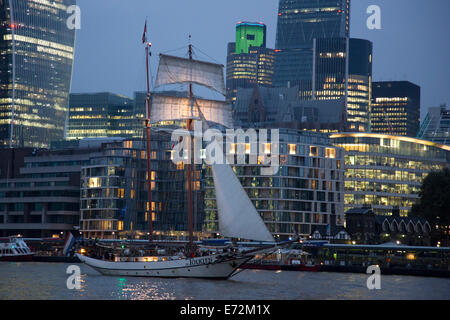 Londra, Regno Unito. Il 4 settembre 2014. Tall Ship, gaff schooner JR Tolkien, 42m, dai Paesi Bassi, nella piscina di Londra al tramonto. Alla vigilia del Royal Greenwich Tall Ships Festival 2014, oggi tre Tall Ships immesso il pool di Londra attraverso il Tower Bridge. Credito: Nick Savage/Alamy Live News Foto Stock
