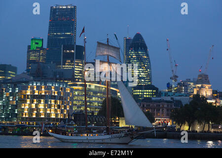 Londra, Regno Unito. Il 4 settembre 2014. Tall Ship, gaff schooner JR Tolkien, 42m, dai Paesi Bassi, nella piscina di Londra al tramonto. Alla vigilia del Royal Greenwich Tall Ships Festival 2014, oggi tre Tall Ships immesso il pool di Londra attraverso il Tower Bridge. Credito: Nick Savage/Alamy Live News Foto Stock