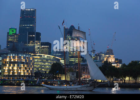 Londra, Regno Unito. Il 4 settembre 2014. Tall Ship, gaff schooner JR Tolkien, 42m, dai Paesi Bassi, nella piscina di Londra al tramonto. Alla vigilia del Royal Greenwich Tall Ships Festival 2014, oggi tre Tall Ships immesso il pool di Londra attraverso il Tower Bridge. Credito: Nick Savage/Alamy Live News Foto Stock
