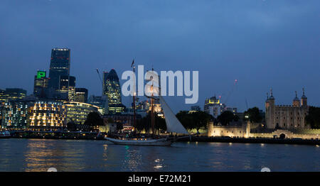 Londra, Regno Unito. Il 4 settembre 2014. Tall Ship, gaff schooner JR Tolkien, 42m, dai Paesi Bassi, nella piscina di Londra al tramonto. Alla vigilia del Royal Greenwich Tall Ships Festival 2014, oggi tre Tall Ships immesso il pool di Londra attraverso il Tower Bridge. Credito: Nick Savage/Alamy Live News Foto Stock