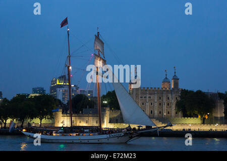 Londra, Regno Unito. Il 4 settembre 2014. Tall Ship, gaff schooner JR Tolkien, 42m, dai Paesi Bassi, nella piscina di Londra al tramonto. Alla vigilia del Royal Greenwich Tall Ships Festival 2014, oggi tre Tall Ships immesso il pool di Londra attraverso il Tower Bridge. Credito: Nick Savage/Alamy Live News Foto Stock