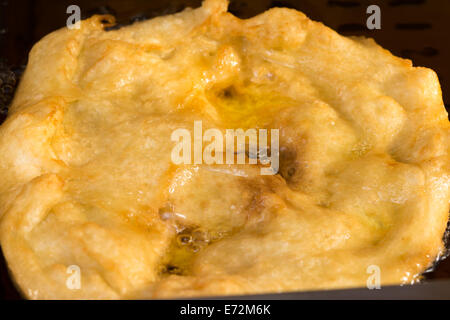 La cucina in stile asiatico frittelle in un mercato tailandese Foto Stock