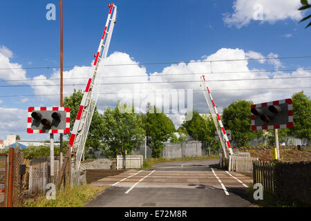 Stazione Tram Hagside passaggio a livello con i segnali e le barriere in Manchester Foto Stock