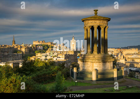 Dugald Stewart Memorial e Edimburgo alba vista da Calton Hill, Edimburgo, Lothian, Scozia Foto Stock