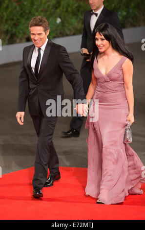 WILLEM DAFOE & moglie GIADA COLAGRANDE PASOLINI. PREMIERE. 71ST FESTIVAL DEL CINEMA DI VENEZIA LIDO VENEZIA ITALIA 04 Settembre 2014 Foto Stock