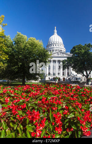 Fiori nella parte anteriore di State Capitol Building Madison, Wisconsin, Stati Uniti d'America. Foto Stock