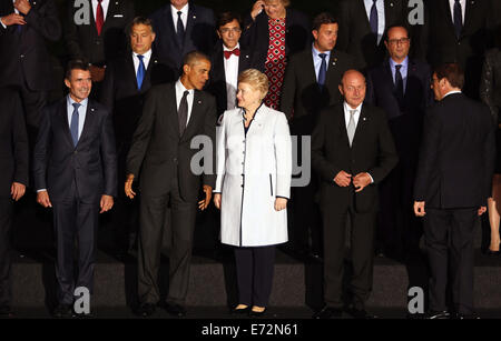 Cardiff Regno Unito. Giovedì 04 Settembre 2014 raffigurata L-R: Il Segretario Generale della Nato Anders Fogh Rasmussen, presidente degli Stati Uniti Barack Obama, Presidente lituano Dalia Grybauskaite e altri dignitari in posa per la foto di famiglia. Re: cena ufficiale, capo delle delegazioni presso il Castello di Cardiff come parte del vertice della NATO, South Wales, Regno Unito. Credito: D Legakis/Alamy Live News Foto Stock