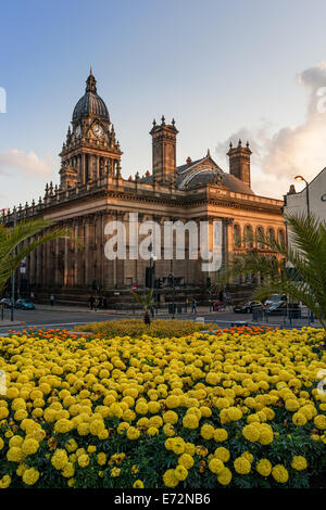 La Gran Bretagna in fiore e il Leeds Town Hall, West Yorkshire, Inghilterra. Foto Stock