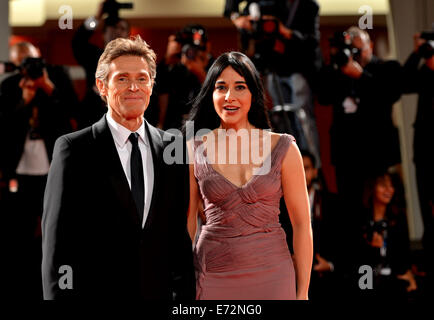 Venezia, Italia. 4 Sep, 2014. Attore Willem Dafoe (L) pone sul tappeto rosso per 'Pasolini' durante la settantunesima Festival del Cinema di Venezia, nell' isola del Lido di Venezia, Italia, Settembre 4, 2014. Credito: Xu Nizhi/Xinhua/Alamy Live News Foto Stock