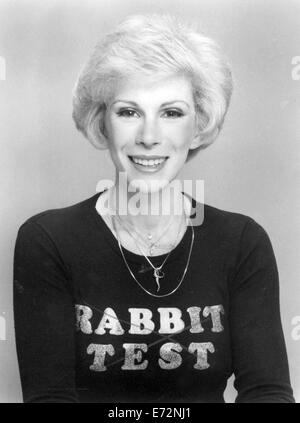 Sett. 4, 2014 - Joan Rivers, la regina della commedia, è morto a New York. Ella era 81. Fiumi è stato sottoposto a intervento chirurgico sulle sue corde vocali in una clinica di New York City che il 28 agosto quando ha smesso di respirare e doveva essere trasportato al Mount Sinai Hospital. Fiumi iscritti show biz come stand-up fumetto. Prima ha guadagnato la fama con le sue apparizioni su ''Tonight Show" con Johnny Carson. Fiumi recentemente trasformato se stessa in un comico critico di moda del tappeto rosso con il popolare E! Rete mostra, 'fashion Polizia." Nella foto: 1977 - joan rivers diretto il suo primo film, "Prova di coniglio, ' nel 1977. Foto Stock