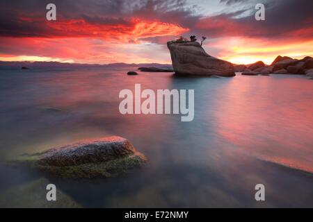 Bel tramonto a Bonsai Rock vicino a Sand Harbor stato parco sul Lago Tahoe in Nevada Foto Stock
