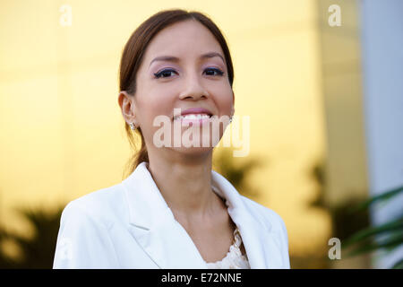 Ritratto di felice e comunque fiduciosi latina imprenditrice in tailleur sorridente in telecamera in ufficio Foto Stock