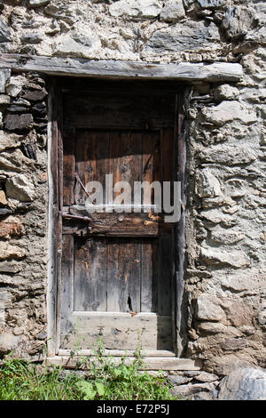 Vecchia porta di legno di un fienile Foto Stock