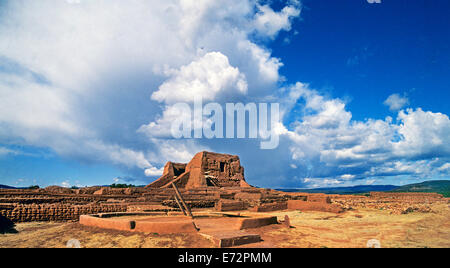 Anasazi Indian i ruderi e una Missione Spagnola a Pecos National Historical Park nel Nuovo Messico vicino a Santa Fe. Foto Stock