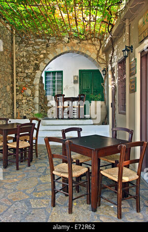 Il pittoresco café- taverna in villaggio Kritsa, Comune di Aghios Nikolaos, Lassithi, Creta, Grecia. Foto Stock