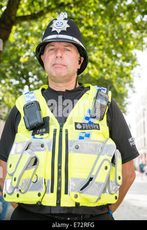 Maschio di funzionario di polizia a Cardiff, nel Galles, UK. Heddlu polizia gallese. Foto Stock