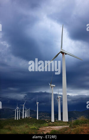 Tempesta proveniente a una fattoria eolica in Eubea (Evvoia) Island, Grecia centrale. Foto Stock