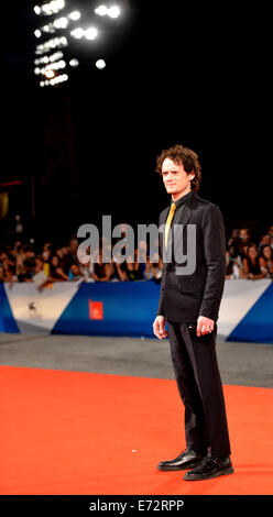 Venezia, Italia. 4 Sep, 2014. Attore Anton Yelchin pone sul tappeto rosso per 'il seppellimento della ex' che viene selezionato per lo screening durante la settantunesima Festival del Cinema di Venezia, nell' isola del Lido di Venezia, Italia, Settembre 4, 2014. Credito: Xu Nizhi/Xinhua/Alamy Live News Foto Stock