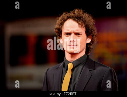 Venezia, Italia. 4 Sep, 2014. Attore Anton Yelchin pone sul tappeto rosso per 'il seppellimento della ex' che viene selezionato per lo screening durante la settantunesima Festival del Cinema di Venezia, nell' isola del Lido di Venezia, Italia, Settembre 4, 2014. Credito: Xu Nizhi/Xinhua/Alamy Live News Foto Stock