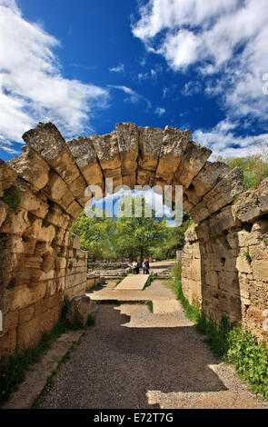 Il 'Cripta', l'ingresso allo stadio di Antica Olympia, luogo di nascita dei Giochi Olimpici, Ilia, Peloponneso e Grecia. Foto Stock