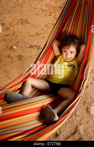 Il Toddler relax su una amaca a Xerokambos, SITIA, LASSITHI, Creta, Grecia Foto Stock