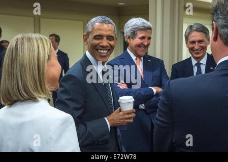 Il Presidente Usa Barack Obama e il Segretario di Stato John Kerry condividere una risata con il Ministro degli Esteri italiano Federica Mogherini, sinistra, Segretario degli esteri britannico Philip Hammond, e del Primo Ministro britannico David Cameron mentre si è in attesa di incontrare il presidente ucraino Petro Poroshenko prima del vertice della Nato il 4 settembre 2014 a Newport, Galles. Foto Stock
