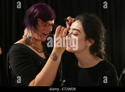 New York, Stati Uniti d'America. 4 Sep, 2014. Un modello è il make-up backstage applicata durante il 2015 la settimana della moda di New York in New York, Stati Uniti sul Sett. 4, 2014. Credito: Qin Lang/Xinhua/Alamy Live News Foto Stock