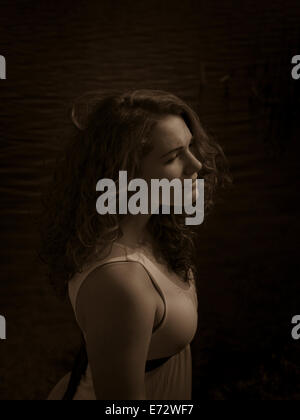 Ritratto di giovane e bella donna Foto Stock