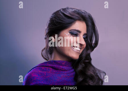 Ritratto di giovane e bella donna Foto Stock