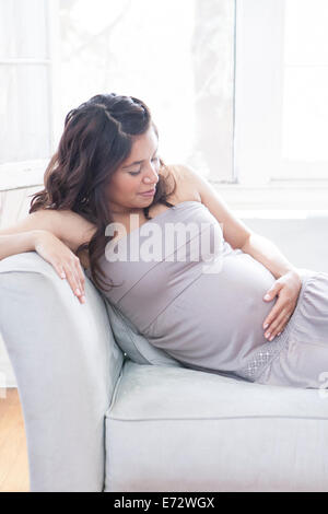 Vista della donna incinta toccando lo stomaco Foto Stock