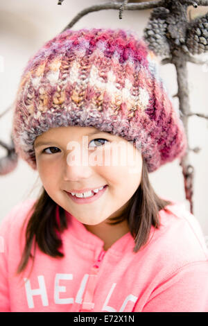 Ritratto di ragazza sorridente (6-7) indossa knit hat Foto Stock