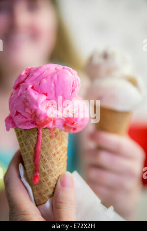 Donna godendo di gelato Foto Stock