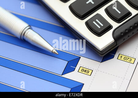 Rendiconti finanziari. Grafico di business. penna biro e calcolatrice su un grafico finanziario o di stock dati di mercato. Foto Stock