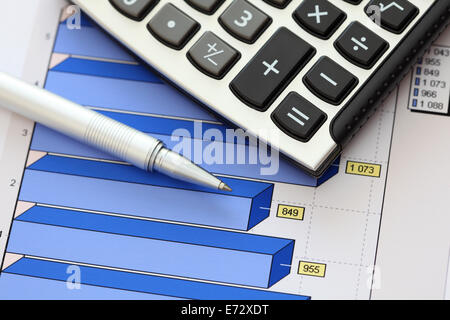 Rendiconti finanziari. Grafico di business. Penna a sfera e calcolatrice su un grafico finanziario o di stock dati di mercato. Foto Stock