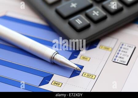 Rendiconti finanziari. Grafico di business. penna biro e calcolatrice su un grafico finanziario o di stock dati di mercato. Foto Stock