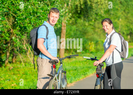 Felice giovani equitazione biciclette Foto Stock