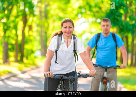 Bella giovani ciclisti nel Parco Foto Stock