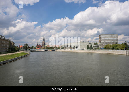 Wroclaw fiume Odra visto dal ponte Grunwaldzki Foto Stock