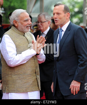 New Delhi, India. 5 Sep, 2014. Primo Ministro indiano Narendra Modi (L) colloqui con la visita del Primo Ministro australiano Tony Abbott dopo la cerimonia di benvenuto nel palazzo presidenziale di New Delhi, India, Sett. 5, 2014. Credito: Partha Sarkar/Xinhua/Alamy Live News Foto Stock