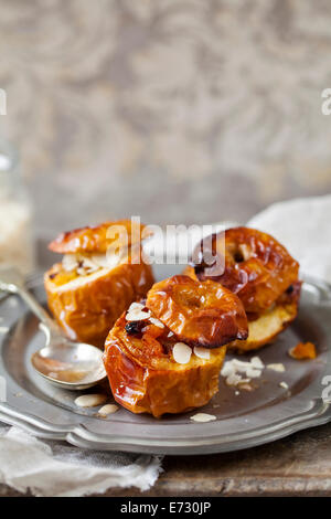 Mele al forno ripieni di uvetta e albicocche Foto Stock